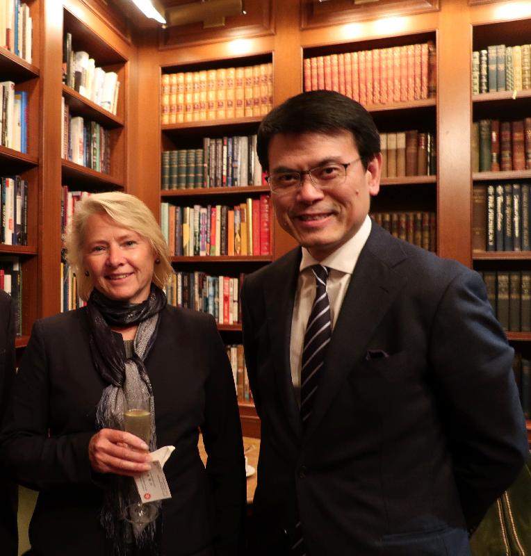 The Secretary for Commerce and Economic Development, Mr Edward Yau (right), meets with the former Principal Deputy Assistant Secretary, Bureau of East Asian and Pacific Affairs, Department of State of United States (US), Ms Susan A Thornton (left), at the dinner hosted by the Hong Kong Economic and Trade Office, Washington, DC, in Washington, DC, the US today (September 24, Eastern Standard Time). 