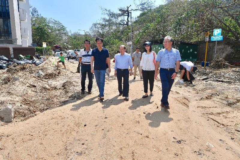 The Chief Secretary for Administration, Mr Matthew Cheung Kin-chung (third right), today (September 25), accompanied by the Director of Leisure and Cultural Services, Ms Michelle Li (second right), inspects the clearance and repair work following the passage of Super Typhoon Mangkhut at St. Stephen's Beach in Stanley.