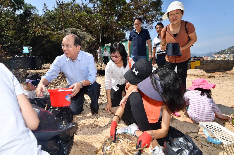 The Chief Secretary for Administration, Mr Matthew Cheung Kin-chung (first left), today (September 25), and the Director of Leisure and Cultural Services, Ms Michelle Li (second left), clear debris with volunteers at St. Stephen's Beach in Stanley.