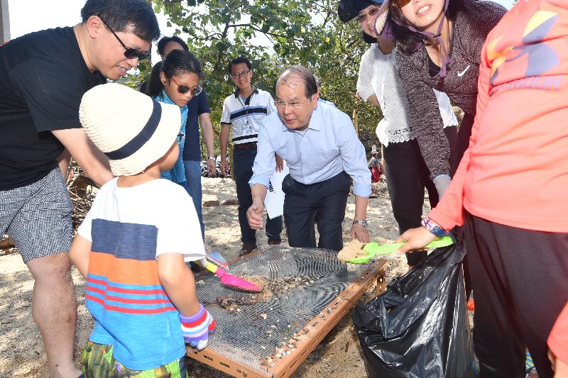 The Chief Secretary for Administration, Mr Matthew Cheung Kin-chung (fourth right), today (September 25), and the Director of Leisure and Cultural Services, Ms Michelle Li (third right), talk to volunteers at St. Stephen's Beach in Stanley.