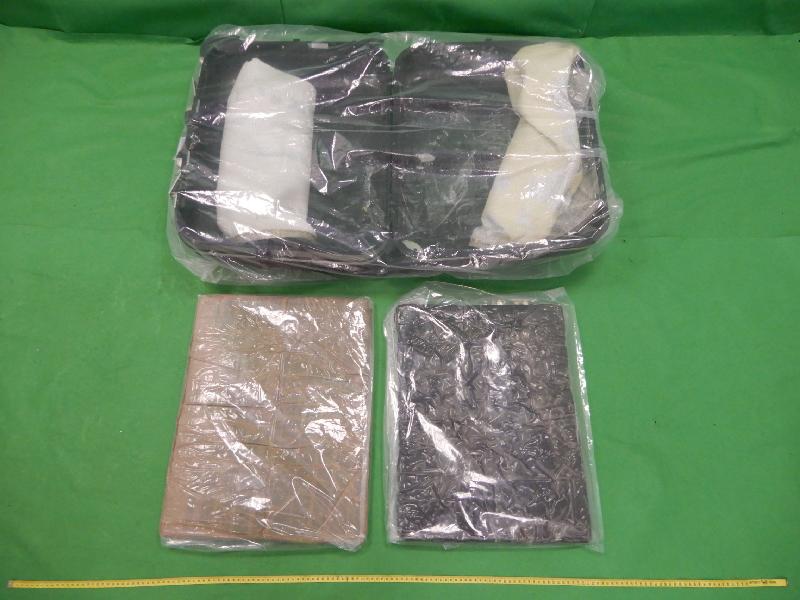 Hong Kong Customs yesterday (September 24) seized about 13 kilograms of suspected cannabis resin with an estimated market value of about $1.1 million at Hong Kong International Airport. Photo shows the suspected cannabis resin seized and the suitcase in which the suspected cannabis resin was concealed.