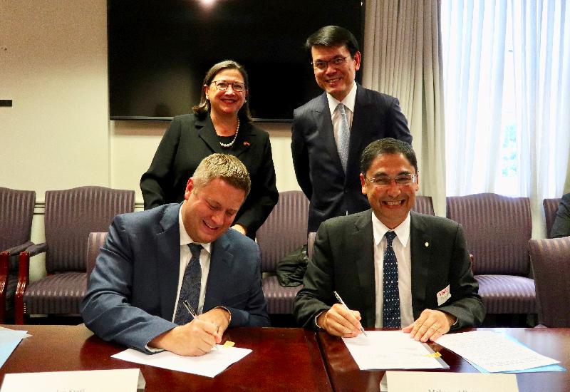 The Secretary for Commerce and Economic Development, Mr Edward Yau (back row, right), and the Acting Deputy Secretary of Commerce of the United States (US), Ms Karen Dunn Kelley (back row, left), witness the signing of the Statement of Intent on Smart Technology Collaboration between the US Department of Commerce and the Hong Kong Productivity Council in Washington, DC, the US, today (September 25, Eastern Standard Time).