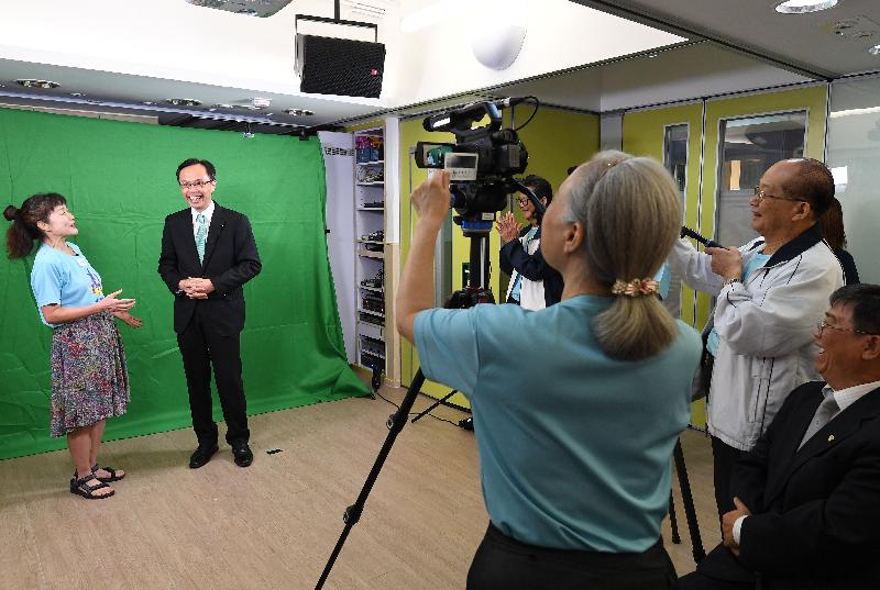 政制及内地事务局局长聂德权（左二）今日（九月二十六日）到访南区一间社区服务中心，与长者一起拍摄微电影。