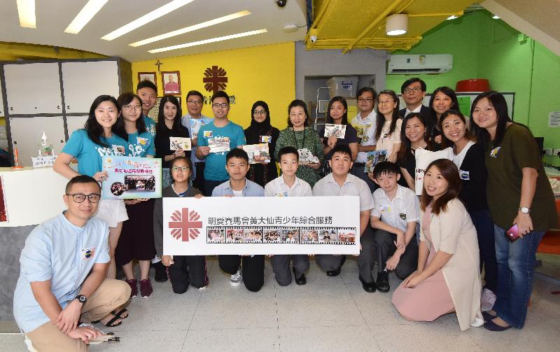 The Secretary for Justice, Ms Teresa Cheng, SC, visits the Caritas Jockey Club Integrated Service for Young People - Wong Tai Sin today (September 26). Photo shows Ms Cheng (back row, eighth left) with the Chairman of the Wong Tai Sin District Council, Mr Li Tak-hong (back row, fifth left), and the District Officer (Wong Tai Sin), Ms Annie Kong (back row, fourth left), as well as participants of activities in the centre.