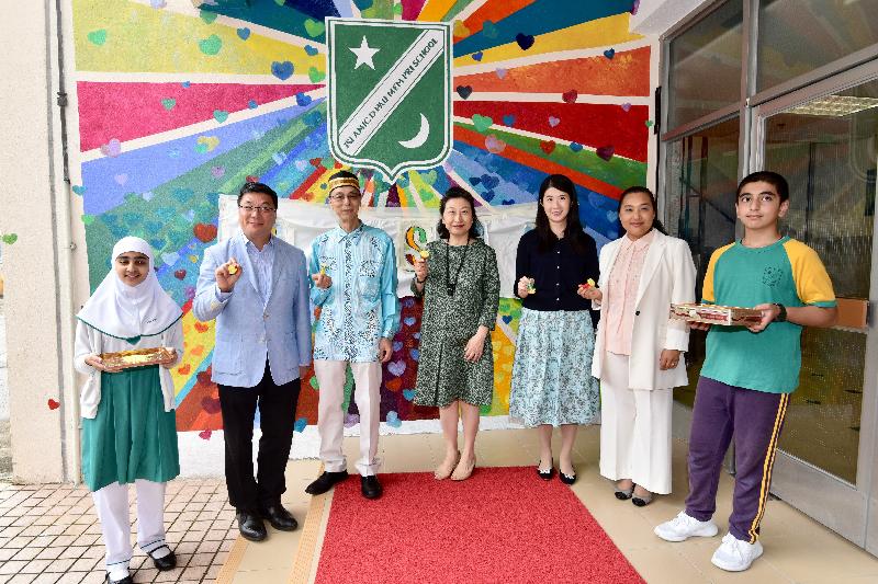 The Secretary for Justice, Ms Teresa Cheng, SC, visits Islamic Dharwood Pau Memorial Primary School in Wong Tai Sin District today (September 26). Photo shows Ms Cheng (centre) working together with students to create a mural.