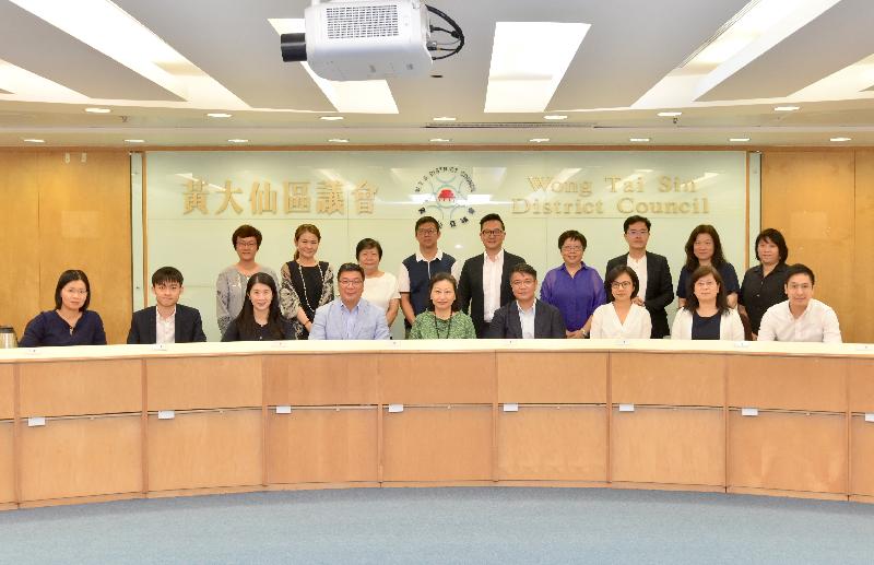 The Secretary for Justice, Ms Teresa Cheng, SC (front row, centre), visits Wong Tai Sin District today (September 26) and meets with members of the Wong Tai Sin District Council to exchange views on issues of concern.