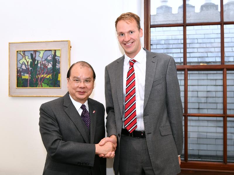 政務司司長張建宗（左）今日（倫敦時間九月二十六日）在英國倫敦與公民社會辦公室主任駱懿德（右）會面。