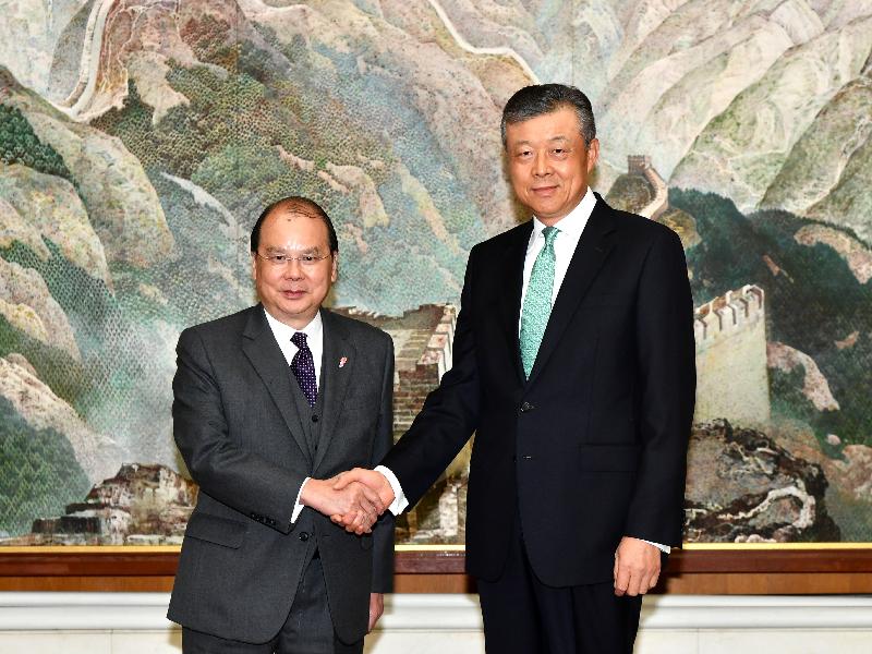 政務司司長張建宗（左）今日（倫敦時間九月二十六日）在英國倫敦與中國駐英國大使劉曉明（右）會面。