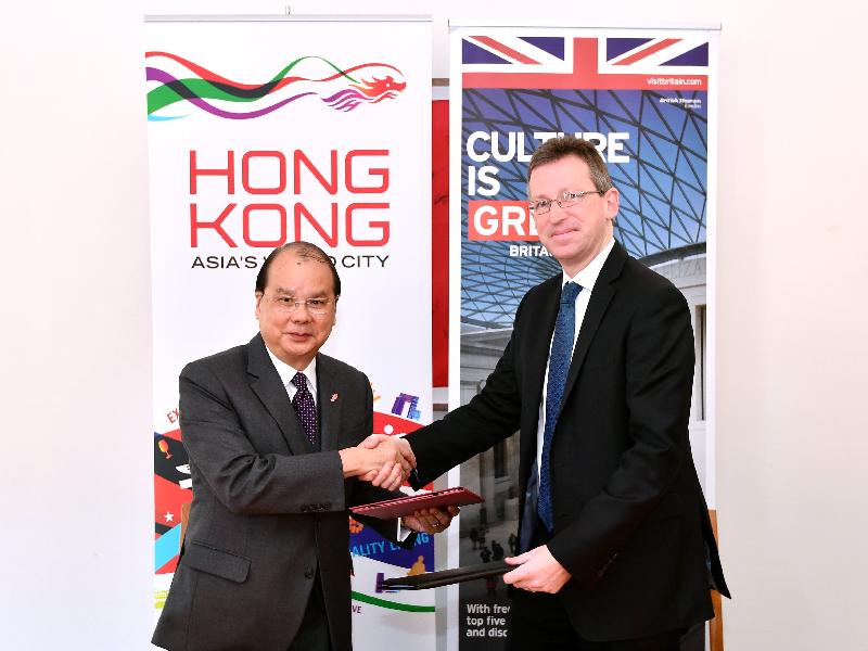The Chief Secretary for Administration, Mr Matthew Cheung Kin-chung, today (September 26, London time) began his visit in London, the United Kingdom (UK). Photo shows Mr Cheung (left), shaking hands with the Secretary of State for Digital, Culture, Media and Sport of the UK, Mr Jeremy Wright (right), at the signing ceremony of the Memorandum of Understanding on Cultural Co-operation between Hong Kong and the UK.
