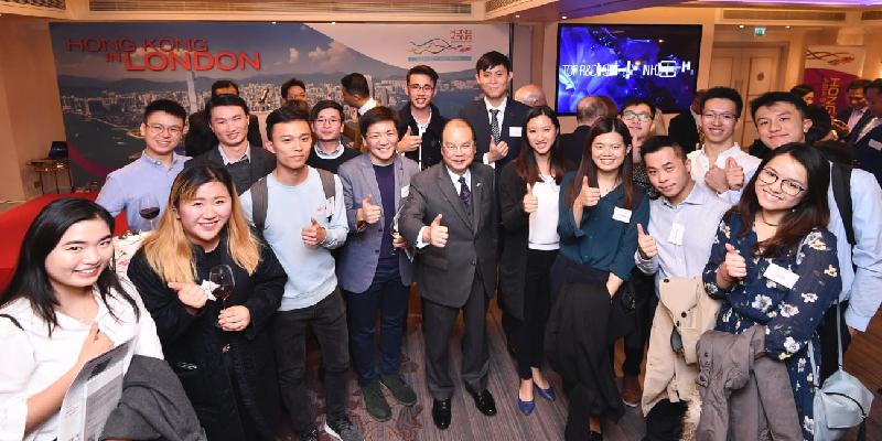 The Chief Secretary for Administration, Mr Matthew Cheung Kin-chung, today (September 26, London time) met with Hong Kong people living in the United Kingdom (UK) during his visit to London. Photo shows Mr Cheung (front row, fourth left)  and Hong Kong people living in the UK. 