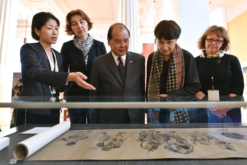 The Chief Secretary for Administration, Mr Matthew Cheung Kin-chung, today (September 26, London time) began his visit in London, the United Kingdom. Photo shows Mr Cheung (centre), accompanied by the Director of International Engagement of the British Museum (BM), Ms Nadja Race (second left); Keeper, Department of Asia of the BM, Ms Jane Portal (second right); Basil Gray Curator, Chinese Paintings, Prints and Central Asian Collection of the BM, Dr Luk Yu-ping (first left) and Curator, Head of China of the BM, Ms Jessica Harrison-Hall (first right), touring the British Museum.
