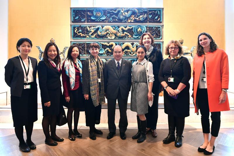 The Chief Secretary for Administration, Mr Matthew Cheung Kin-chung, today (September 26, London time) began his visit in London, the United Kingdom. Mr Cheung (centre) is pictured with the Director of International Engagement of the British Museum (BM), Ms Nadja Race (third right); Keeper, Department of Asia of the BM, Ms Jane Portal (fourth left); International Engagement Manager for Asia of the BM, Ms Olivia O'Leary (first right); Basil Gray Curator, Chinese Paintings, Prints and Central Asian Collection of the BM, Dr Luk Yu-ping (first left); Curator, Early Chinese Collections of the BM, Dr Chen Yi (fourth right) and Curator, Head of China of the BM, Ms Jessica Harrison-Hall (second right), after touring the Museum. Also present are the Director-General of the Hong Kong Economic and Trade Office, London, Ms Priscilla To (second left) and the Special Representative for Hong Kong Economic and Trade Affairs to the European Union, Ms Shirley Lam (third left).