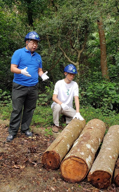 The Secretary for the Environment, Mr Wong Kam-sing (right), visited Shing Mun Country Park today (September 27). He is pictured being briefed by the Director of Agriculture, Fisheries and Conservation, Dr Leung Siu-fai (left), on the department's arrangements for handling fallen trees.