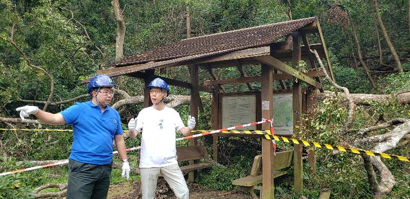 Accompanied by the Director of Agriculture, Fisheries and Conservation, Dr Leung Siu-fai (left), the Secretary for the Environment, Mr Wong Kam-sing (right), visited Shing Mun Country Park today (September 27) to inspect the damage caused to country park facilities and the progress made in clearing fallen trees in the wake of Super Typhoon Mangkhut.