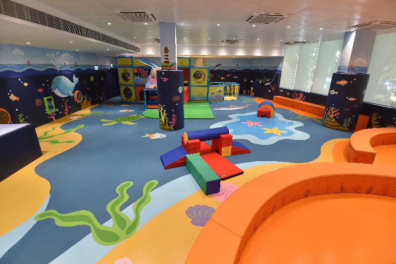 康樂及文化事務署轄下荃灣體育館十月十一日（星期四）投入服務，提供多元化的康體設施。圖示區內首個兒童遊戲室，以海洋作主題。