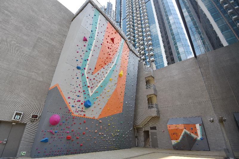 康樂及文化事務署轄下荃灣體育館十月十一日（星期四）投入服務，提供多元化的康體設施。圖示一幅高達15米的戶外運動攀登牆，讓運動攀登愛好者一顯身手。