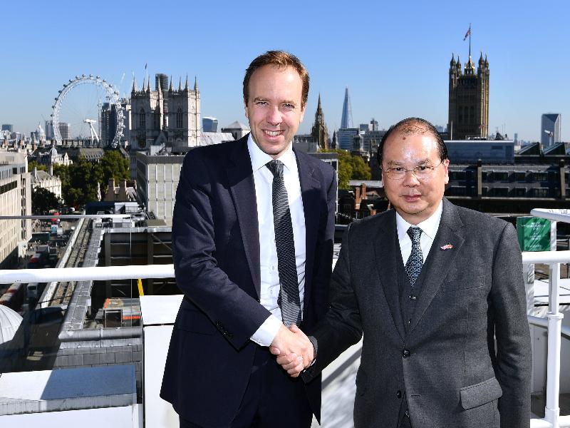 政务司司长张建宗（右）今日（伦敦时间九月二十七日）在英国伦敦与英国卫生及社会关怀大臣夏国贤（左）会面。