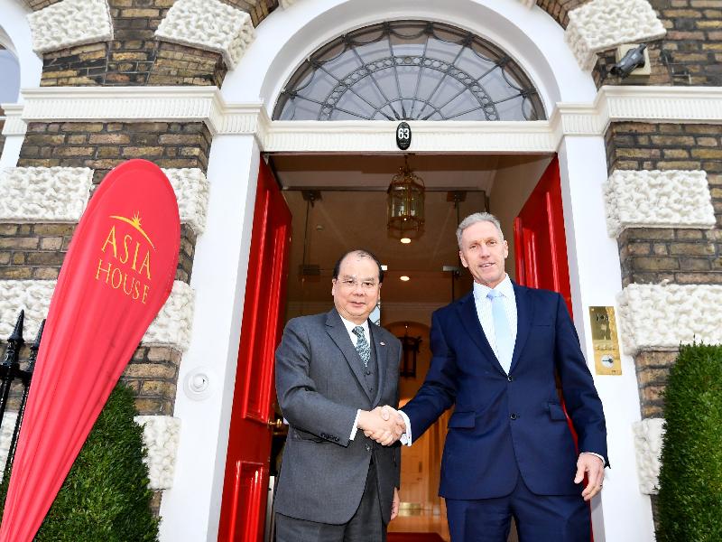 The Chief Secretary for Administration, Mr Matthew Cheung Kin-chung, today (September 27, London time) attended Asia House's roundtable discussion in London, the United Kingdom. Photo shows Mr Cheung (left) shaking hands with the Chief Executive of Asia House, Mr Michael Lawrence (right).