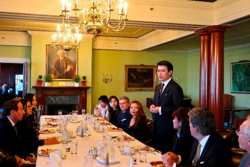 商务及经济发展局局长邱腾华（站立者）今日（渥太华时间九月二十七日）在加拿大渥太华与港加商会渥太华分会的主要成员举行早餐会议。