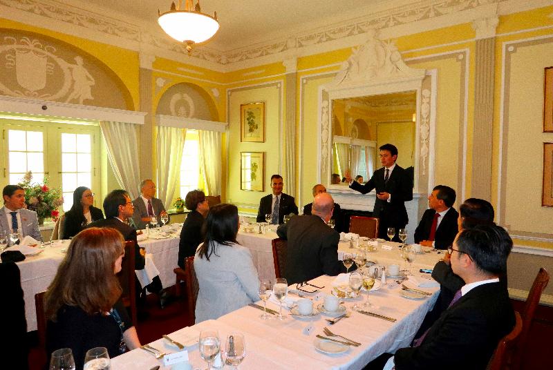 The Secretary for Commerce and Economic Development, Mr Edward Yau (standing), delivers a speech at a lunch meeting with Canadian parliamentarians in Ottawa, Canada today (September 27, Ottawa Time). 