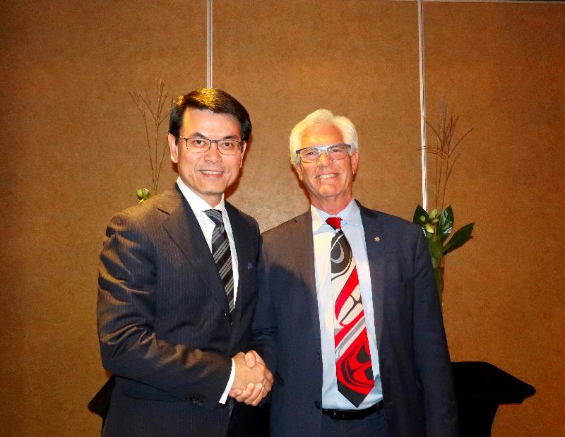 The Secretary for Commerce and Economic Development, Mr Edward Yau (left), meets with the Federal Minister of International Trade Diversification, Mr James Carr (right), in Montreal, Canada today (September 27, Montreal Time) to exchange views on Hong Kong-Canada bilateral trade relations.


