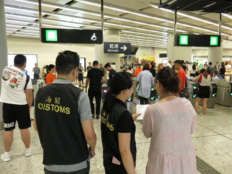 The Customs and Excise Department launched an operation codenamed "Aurora" today (September 28) to enhance consumer protection work during the National Day Golden Week period. Photo shows Customs officers distributing pamphlets at the West Kowloon Station of the Hong Kong Section of the Guangzhou-Shenzhen-Hong Kong Express Rail Link.