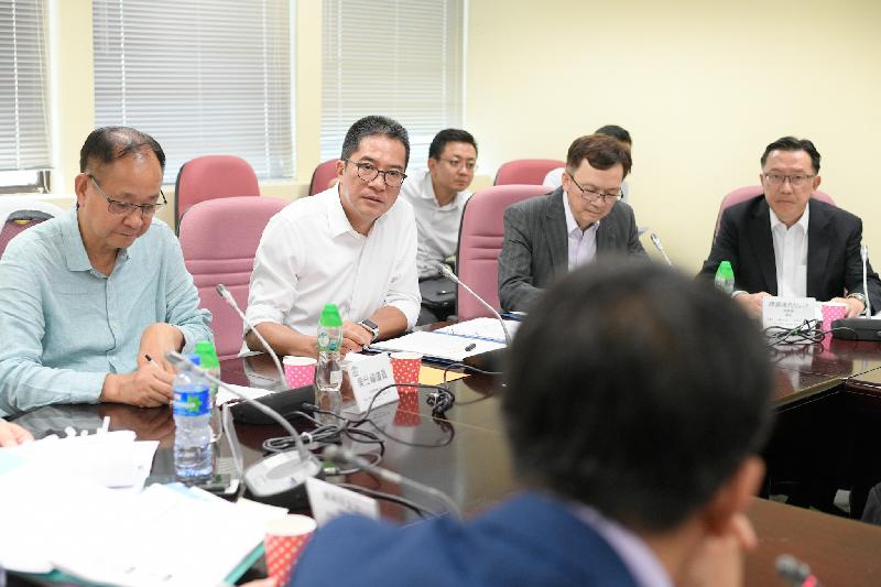 发展局局长黄伟纶（左二）今日（九月二十八日）到访西贡区，与当区区议员会面。旁为西贡区议会主席吴仕福（左一）、发展局副局长廖振新（右二）和渠务署署长唐嘉鸿（右一）。