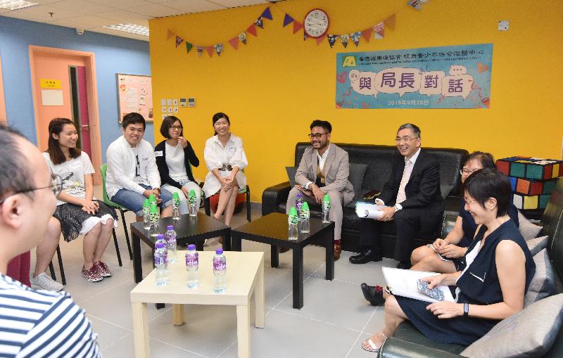 財經事務及庫務局局長劉怡翔（右三）今日（九月二十八日）到訪香港遊樂場協會旺角青少年綜合服務中心，與青年交談，了解他們的學習和就業情況，以及創業經驗。