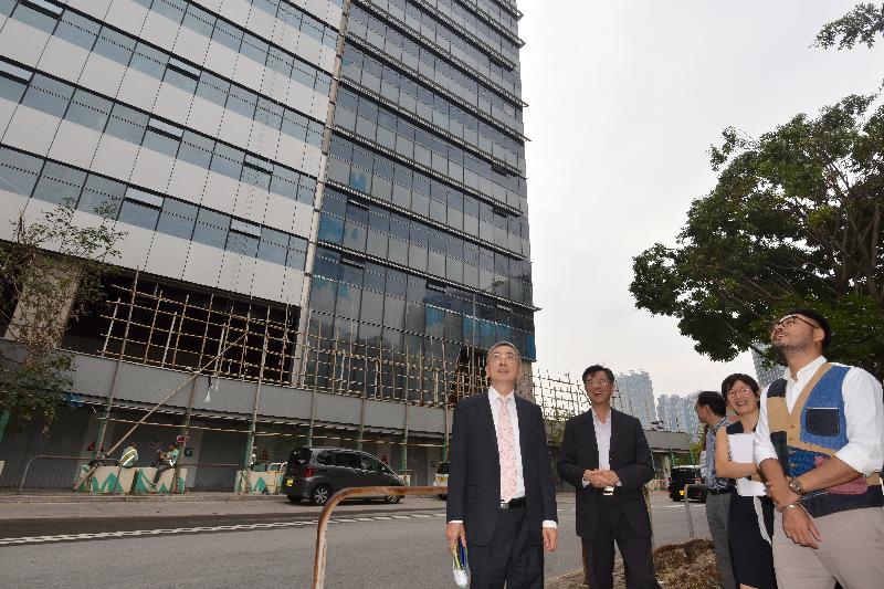 The Secretary for Financial Services and the Treasury, Mr James Lau (first left), visited the worksite of the West Kowloon Government Offices today (September 28) and was briefed by officers of the Architectural Services Department and the Government Property Agency on its construction progress. 
