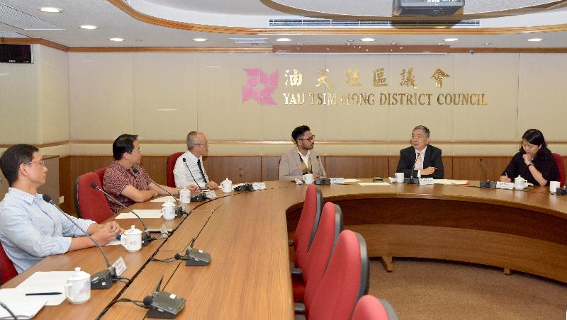 The Secretary for Financial Services and the Treasury, Mr James Lau (second right), visited Yau Tsim Mong District Council today (September 28), where he is pictured discussing various issues of concern with its Chairman, Mr Chris Ip (third right), and other members.
