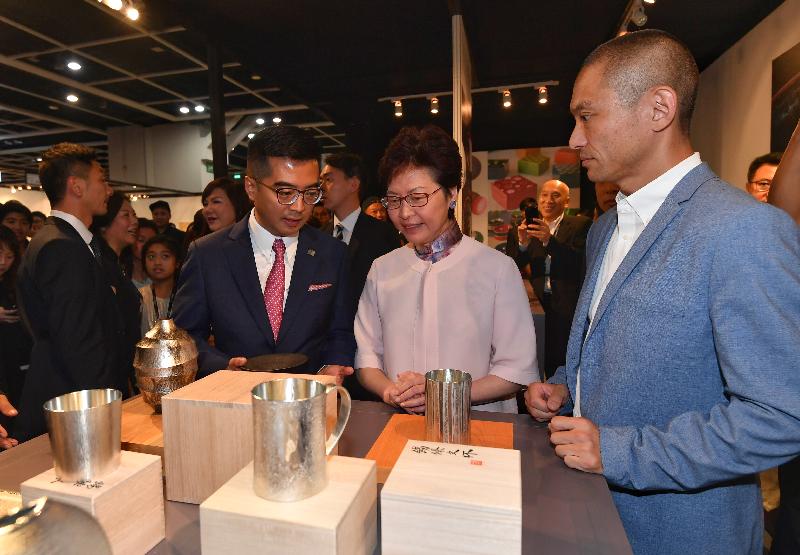 The Chief Executive, Mrs Carrie Lam, attended the opening ceremony of Fine Art Asia 2018 & Ink Asia 2018 at the Hong Kong Convention and Exhibition Centre this evening (September 28). Photo shows Mrs Lam (centre) touring the fair.