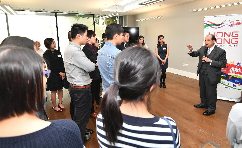 政务司司长张建宗（右）今日（伦敦时间九月二十八日）在英国伦敦与香港留学生交流。