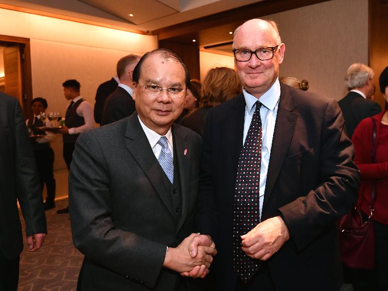 政務司司長張建宗今日（倫敦時間九月二十八日）在英國倫敦出席香港工商協會午餐會。圖示張建宗（左）與香港工商協會主席范智廉（右）握手。