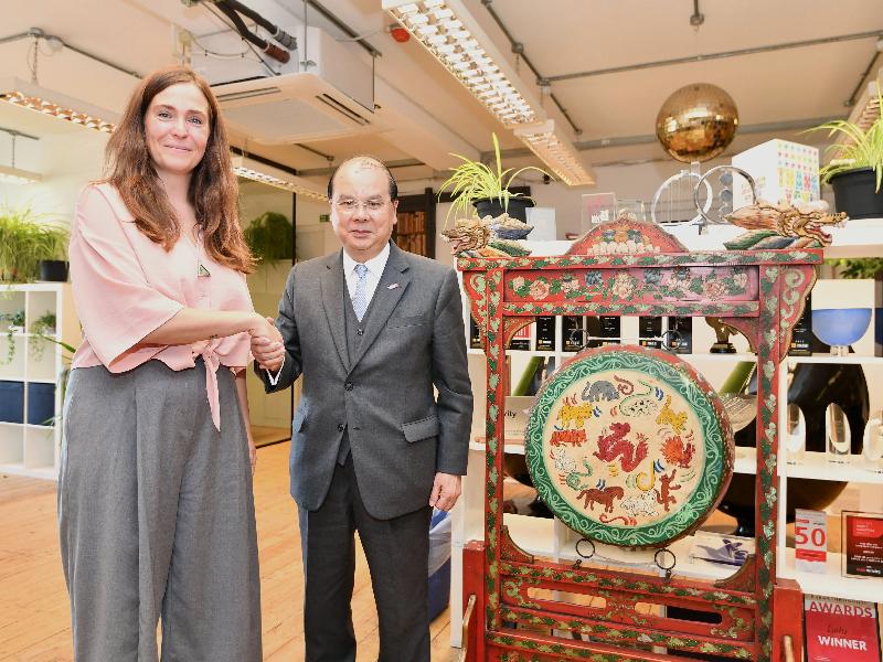 The Chief Secretary for Administration, Mr Matthew Cheung Kin-chung, today (September 28, London time) visits a social enterprise that provides vocational training and job placements for youths in London, the United Kingdom. Photo shows Mr Cheung (right) shaking hands with its Chief Executive, Ms Alexandra Goat (left). 