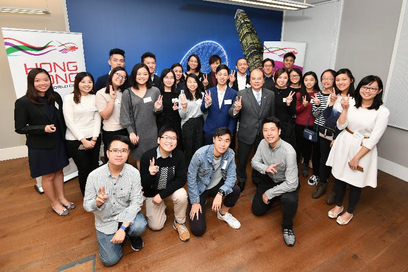 The Chief Secretary for Administration, Mr Matthew Cheung Kin-chung (second row, eighth left), today (September 28, London time) in London, the United Kingdom, is pictured with Hong Kong students studying there.