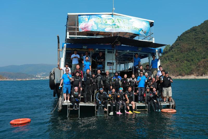 The Agriculture, Fisheries and Conservation Department collaborated again with the Hong Kong Underwater Association to hold a Coastal Clean-up Day at Sharp Island in Sai Kung today (September 29). Thirty-five volunteers including divers were recruited to help clean up the beach and the nearby seabed.