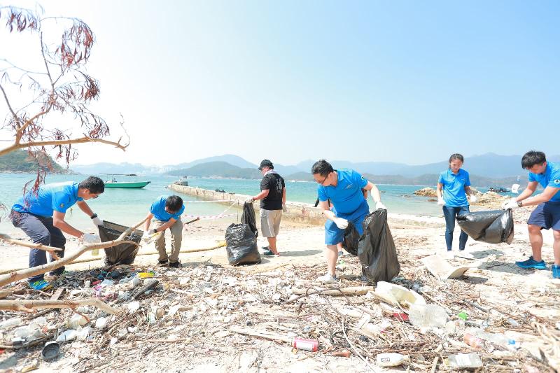 漁農自然護理署與香港潛水總會再度合作，今日（九月二十九日）在西貢橋咀洲舉辦海岸清潔日。圖示義工清理海灘垃圾。
