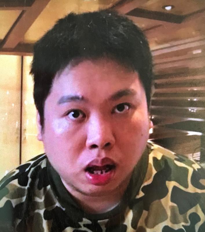 Osborn Chun-kit, aged 31, is about 1.7 metres tall, 84 kilograms in weight and of fat build. He has a round face with yellow complexion and short black hair. He was last seen wearing a black short-sleeved T-shirt, black trousers and black sports shoes.