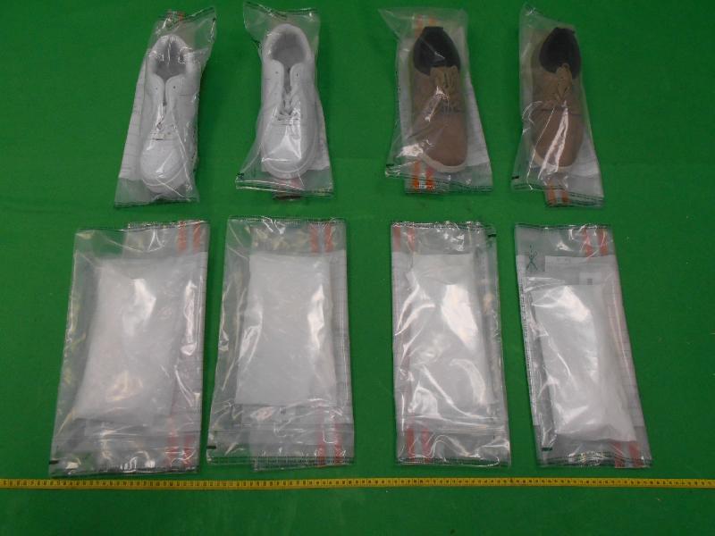 Hong Kong Customs yesterday (September 29) seized about 1.5 kilograms of suspected heroin with an estimated market value of about $1.3 million at Hong Kong International Airport. The suspected heroin were found inside the false compartments of shoes.
