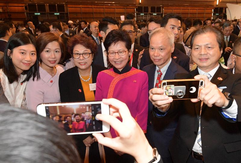 行政長官林鄭月娥今早（十月一日）在香港會議展覽中心大會堂主持慶祝中華人民共和國成立六十九周年酒會。圖示林鄭月娥（右三）在酒會上與嘉賓合照。