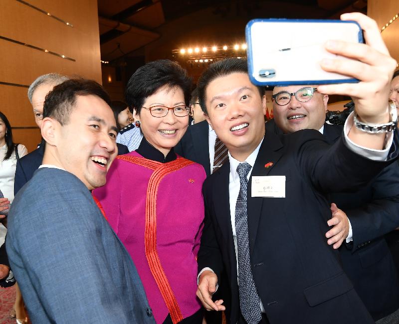 行政長官林鄭月娥今早（十月一日）在香港會議展覽中心大會堂主持慶祝中華人民共和國成立六十九周年酒會。圖示林鄭月娥（左二）在酒會上與嘉賓合照。