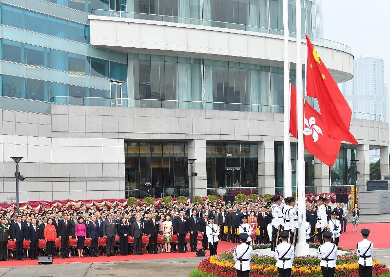 庆祝中华人民共和国成立六十九周年升旗仪式今早（十月一日）在湾仔金紫荆广场举行，嘉宾肃立观看国旗及区旗徐徐上升。