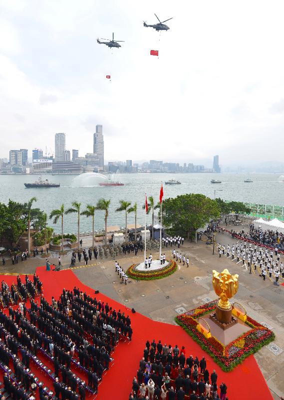 庆祝中华人民共和国成立六十九周年升旗仪式今早（十月一日）在湾仔金紫荆广场举行，纪律部队及飞行服务队在海上和空中敬礼。