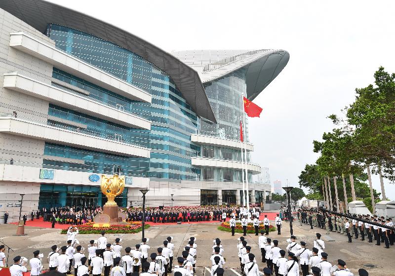 The Chief Executive, Mrs Carrie Lam, attended the flag-raising ceremony in celebration of the 69th anniversary of the founding of the People's Republic of China at Golden Bauhinia Square in Wan Chai this morning (October 1). Senior government officials, members of uniformed groups and community groups and other guests also attended the ceremony.
