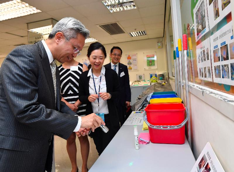 公務員事務局局長羅智光今日（十月二日）到訪衞生署衞生防護中心。圖示羅智光（左一）在模擬病房評估環境清潔的成效。