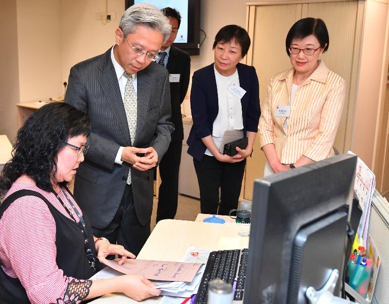 The Secretary for the Civil Service, Mr Joshua Law, visited the Centre for Health Protection of the Department of Health today (October 2). Photo shows Mr Law (second left) being briefed by colleagues of the Central Notification Office about their work in monitoring intelligence related to communicable diseases in Hong Kong collected through the notification mechanism.