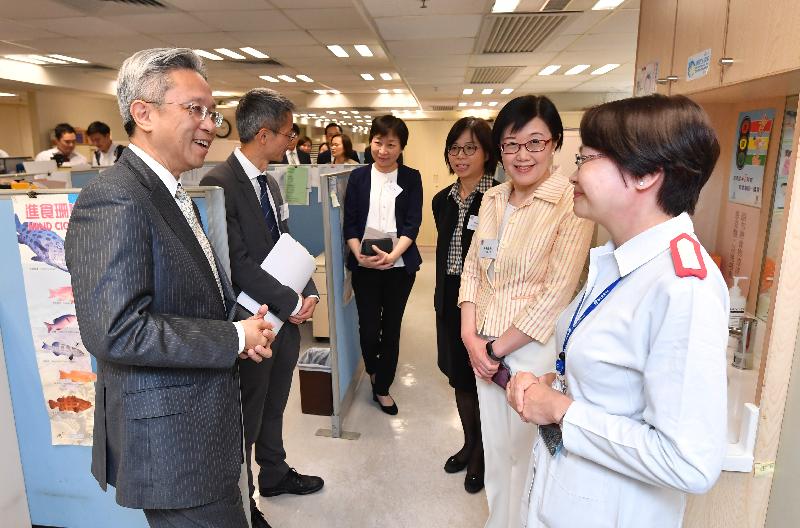 The Secretary for the Civil Service, Mr Joshua Law, visited the Centre for Health Protection of the Department of Health today (October 2). Photo shows Mr Law (first left) being briefed by colleagues of the Outbreak Teams about their work related to epidemiological investigation and control of communicable diseases. Looking on is the Director of Health, Dr Constance Chan (second right).