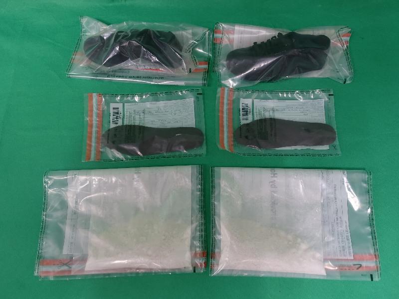 Hong Kong Customs yesterday (October 1) seized about 700 grams of suspected heroin with an estimated market value of about $600,000 at Hong Kong International Airport. The suspected heroin was found underneath the insoles of shoes.