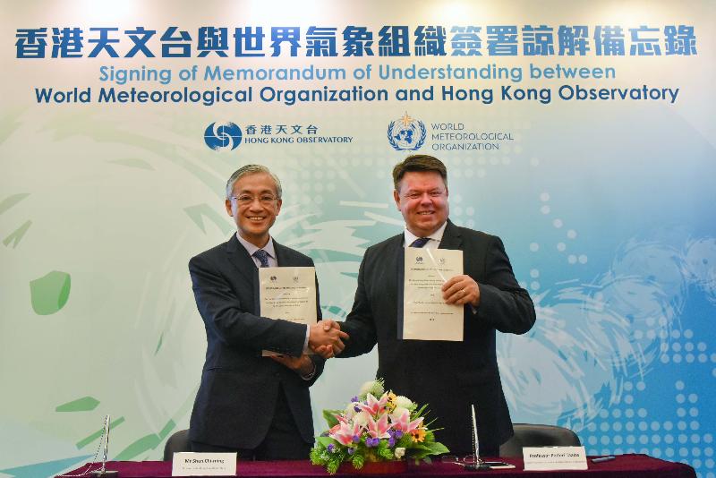 香港天文台台長岑智明（左）與世界氣象組織秘書長佩特里．塔拉斯教授（右）今日（十月二日）簽訂諒解備忘錄，進一步加強雙方在氣象領域的合作。 