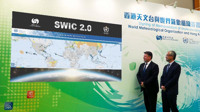 香港天文台台長岑智明（右）和世界氣象組織秘書長佩特里．塔拉斯教授（左）今日（十月二日）主持新版本的惡劣天氣信息中心網站（SWIC 2.0）的啟動儀式。 